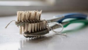 Zwei alte Zahnbürsten zusammenbinden: Warum dieser Putztrick bei Fugen so gut funktioniert